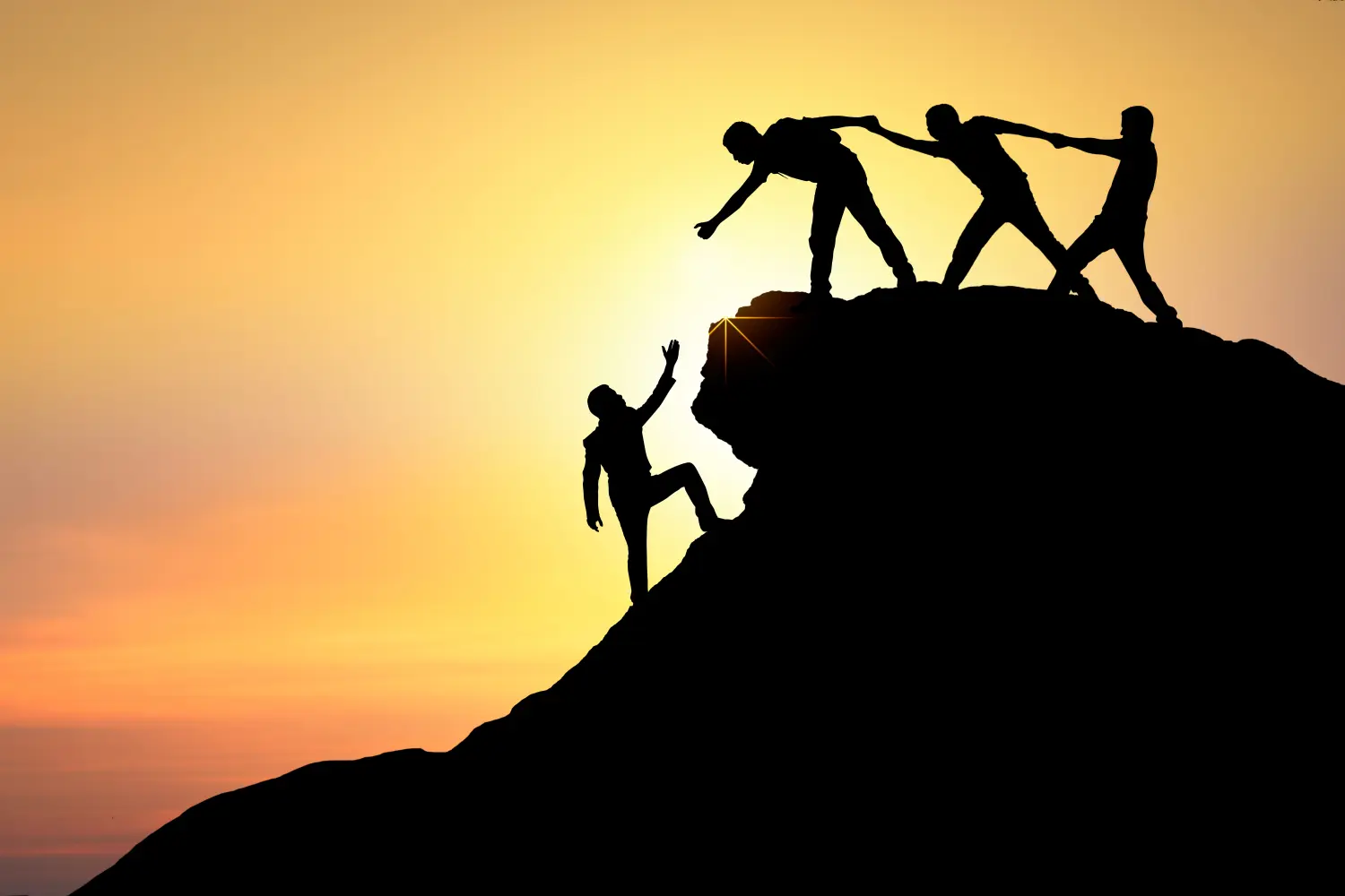 Wing Chun, Art of the Warrior - Unterstützung, Teamwork und Leistungskonzept. Silhouette eines Mannes, der einem Freund zum Erfolg verhilft