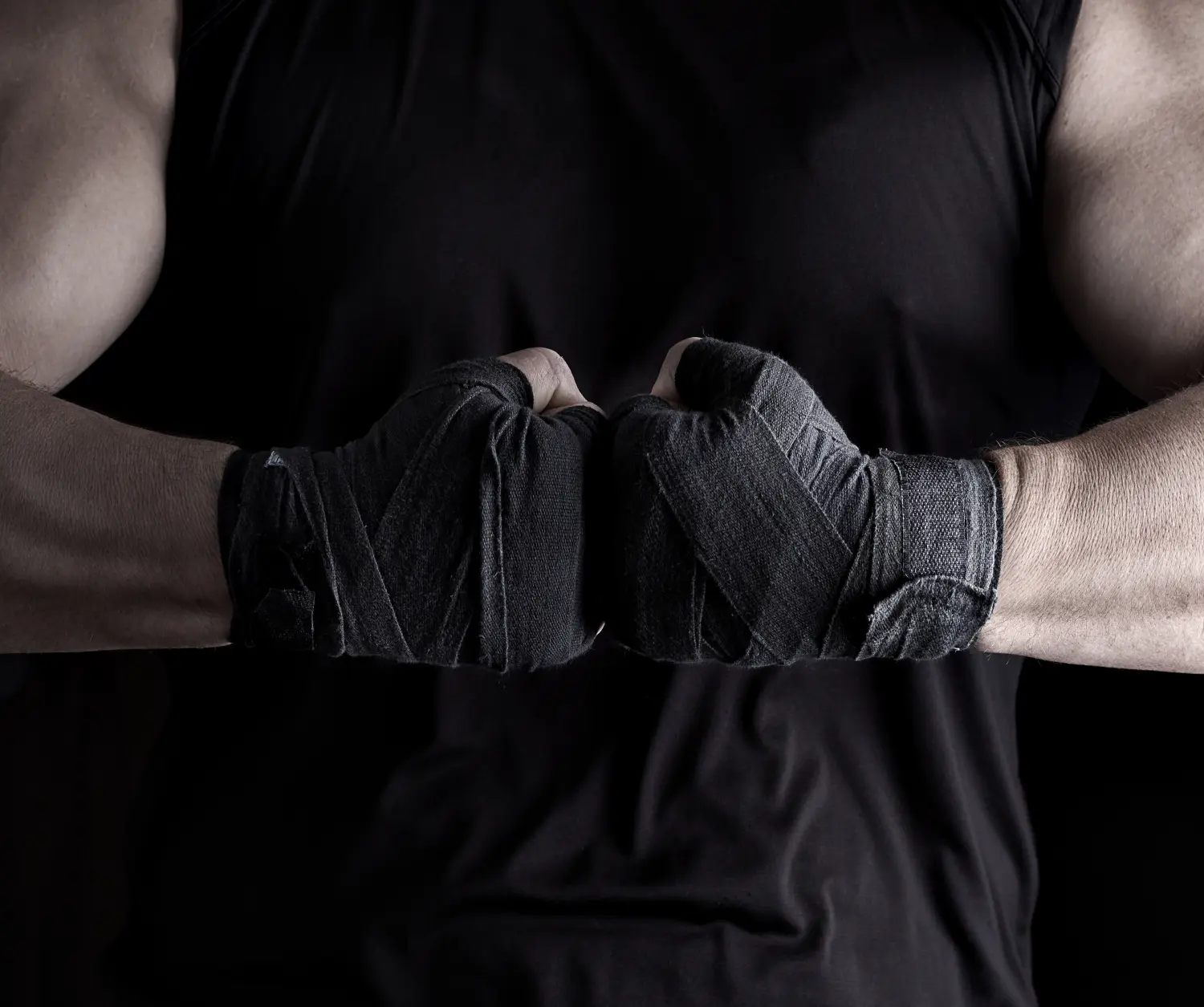 Wing Chun, Art of the Warrior - Männerhände mit einem schwarzen Verband umwickelt