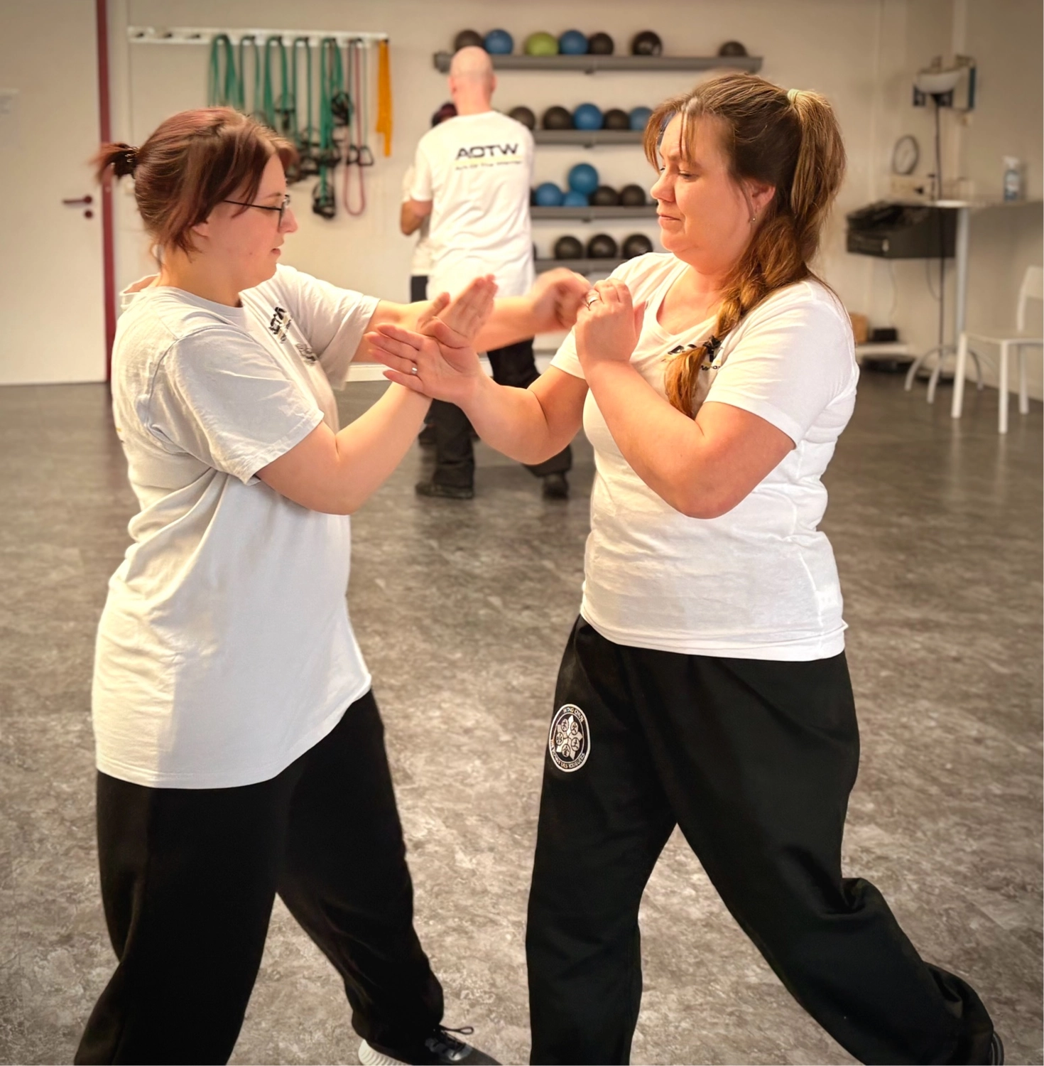 Wing Chun, Art of the Warrior - Nahaufnahme der Hand eines Boxers, die auf einen Boxsack schlägt